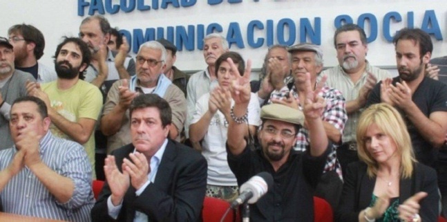 Florencia Saintout homenajeando a Fernando Esteche y Luis D'Elía, quienes luego serían encarcelados por sus delitos.