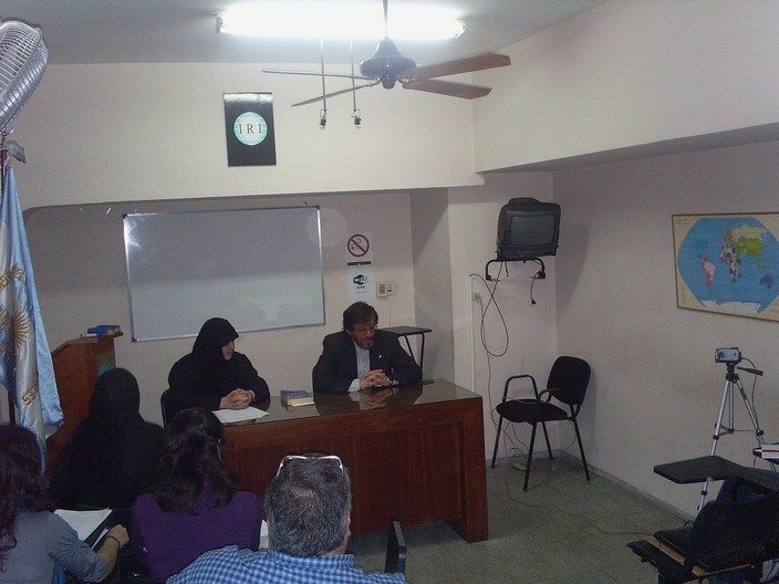 Representantes de la embajada de Irán disertan en el Instituto de Relaciones Internacionales de la UNLP.