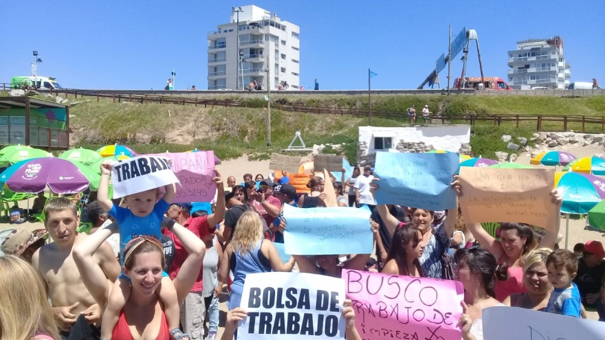 La CTA de Mar del Plata instaló un piquete en plena playa para exigir “trabajo digno”