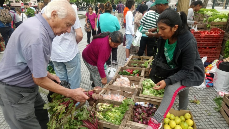 Efecto crisis: cientos de personas realizan extensas colas para conseguir verduras más baratas