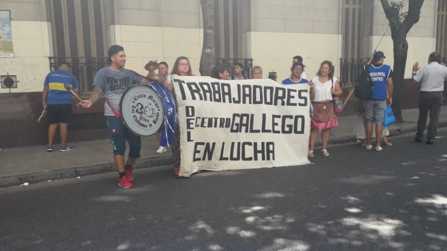 Hace más de un año que trabajadores del Centro Gallego no cobran su sueldo