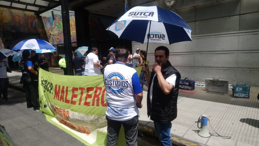 Con el antecedente de Triaca y el desinterés del gobierno, los maleteros continúan trabajando “en negro”