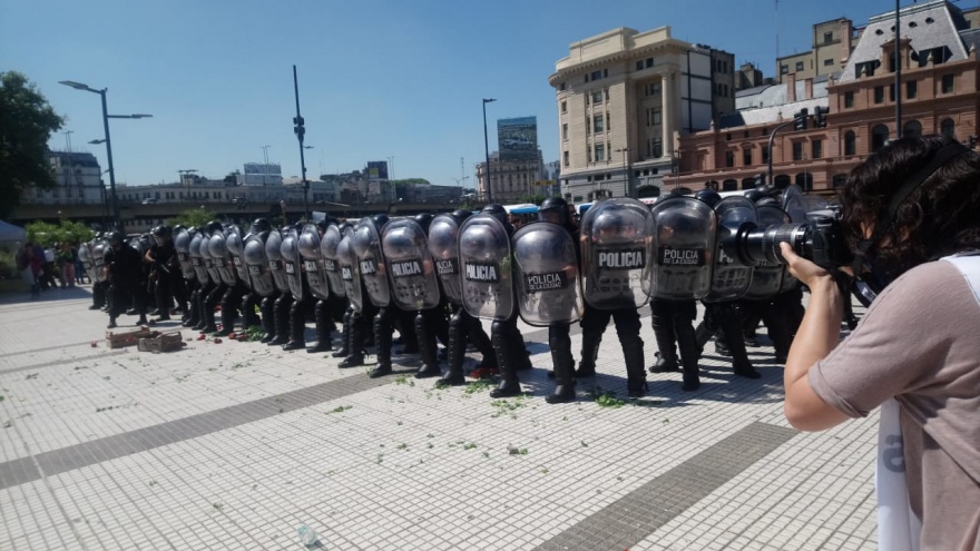 Insólito: la Policía de la Ciudad reprimió a los productores y se llevó su mercadería