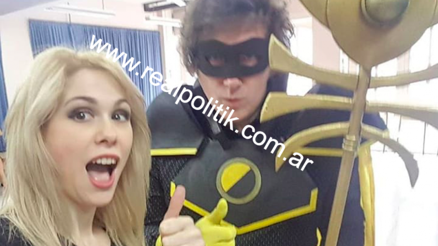 Milei presentó al Partido Libertario en un evento de cosplay disfrazado de superhéroe liberal