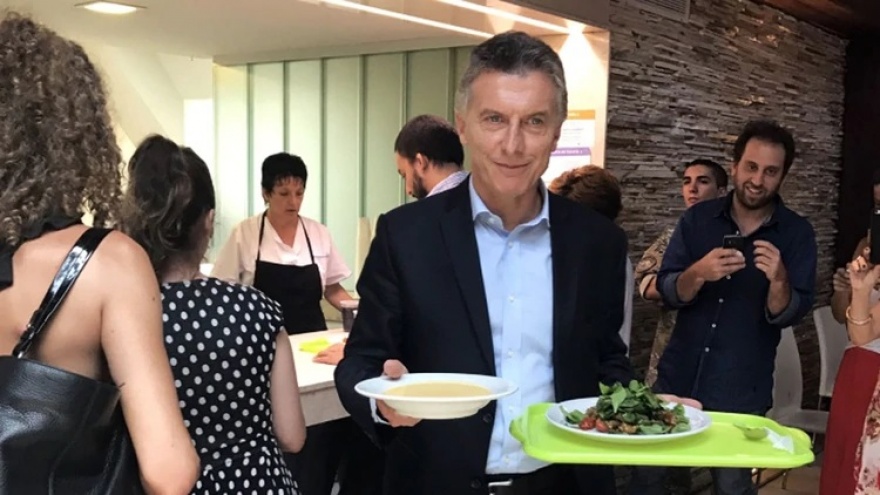 Con el país inmerso en una severa crisis, Macri organiza un reality para elegir a su chef personal