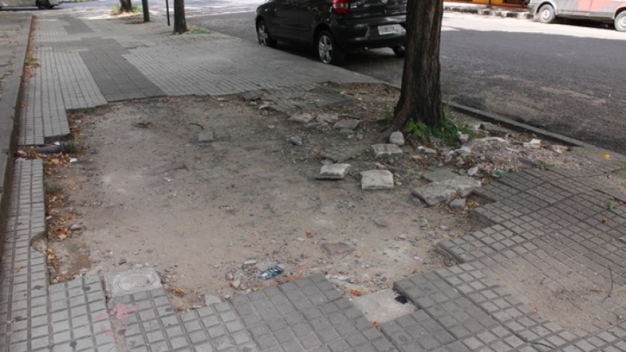 Denuncian un cobro indebido por parte de la municipalidad de La Plata en el arreglo de veredas