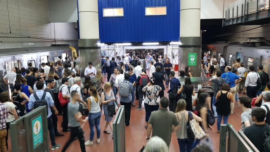 UTA produjo demoras en la Línea D del subte y los usuarios estallaron en las redes sociales