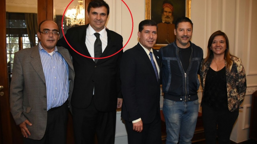 Asesor personal de Gustavo Menéndez prófugo: Lo buscan por secuestro y abuso sexual