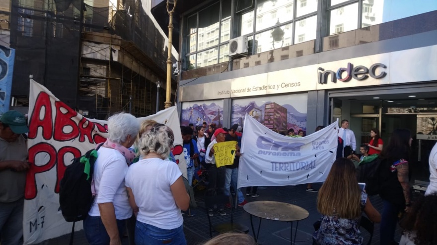 Subió la pobreza y entregan 500 kilos de pan gratis: “Podemos juzgar a Macri por sus logros”, ironizaron