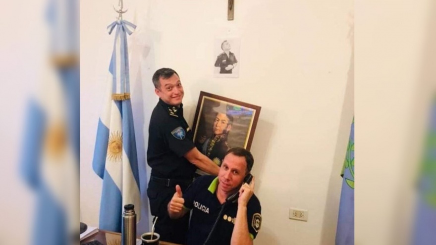 Altos funcionarios de la Policía Científica se fotografiaron burlándose de San Martín 
