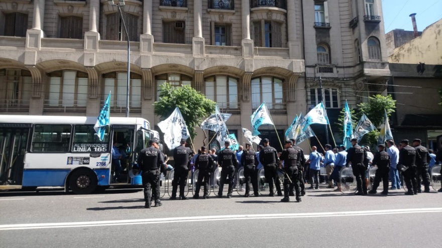 Empleados sin salarios y pasajeros sin transporte: la cara del conflicto del Expreso Lomas