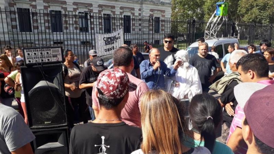 Ante la mirada de Vidal, 800 personas concurrieron a una olla popular frente a gobernación