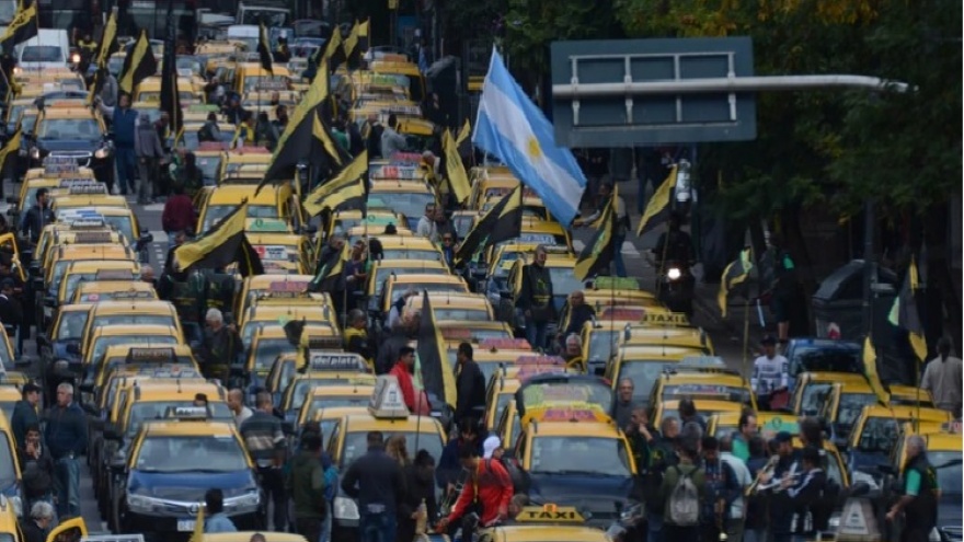Los taxistas aseguran que hay una complicidad de Larreta con Uber y quieren una reunión urgente con Macri