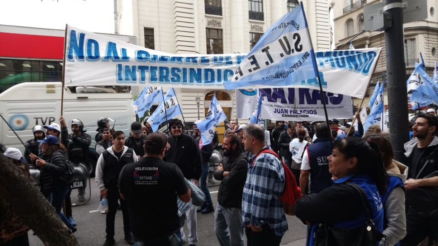 “No hay más Radio El Mundo”: son 60 trabajadores que quedaron en la calle y piden un recurso de amparo