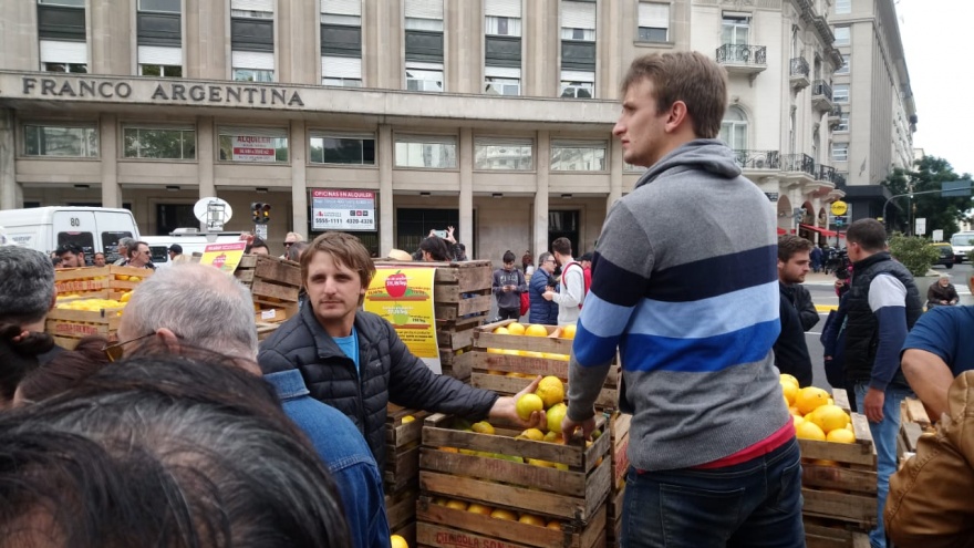 Los productores realizaron un “frutazo” y Sica los amenazó con cerrar las negociaciones