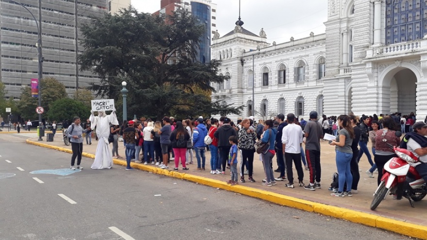 Escudero acompañó a más de 300 personas que se acercaron a las puertas del municipio a pedir trabajo
