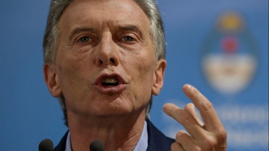 La imagen de Mauricio Macri bajó los mismos puntos en los que subió el dólar