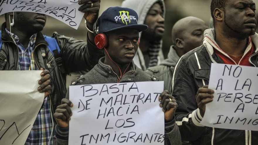 La Plata: Diputado intercedió entre senegaleses y la policía para que les devuelvan la mercadería