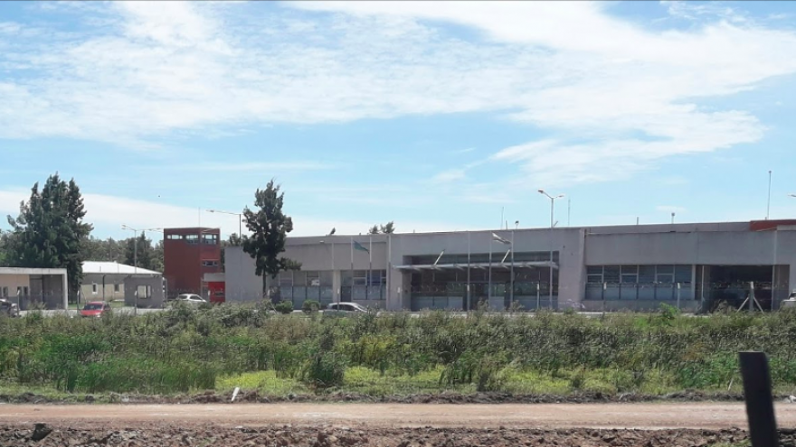 Denuncia que su esposo penitenciario está detenido porque funcionarios del SPB le armaron una causa