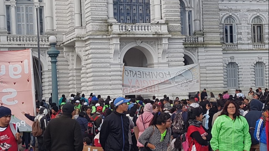 La Plata: Trabajadores de cooperativas intentaron tomar el palacio comunal