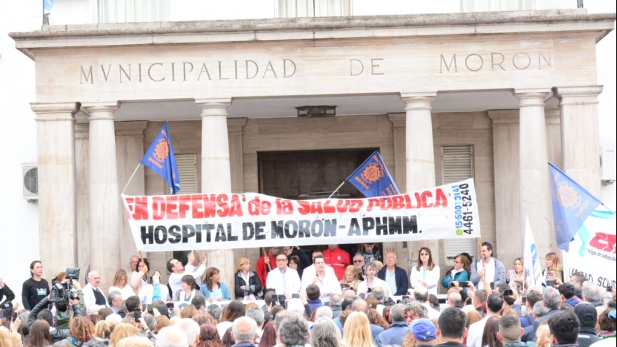 Morón: Tagliaferro cambia caramelos por votos, pero los médicos lo acusan de vaciamiento