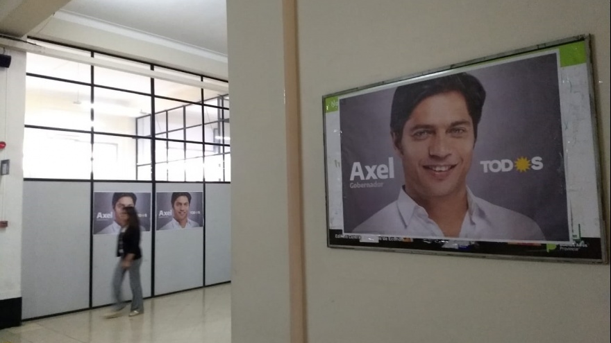 En el cumpleaños de Kicillof, empapelaron las oficinas de ARBA con afiches de campaña