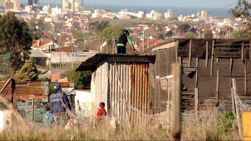 Sancionada hace un año, crece la polémica por la ley de Barrios Populares