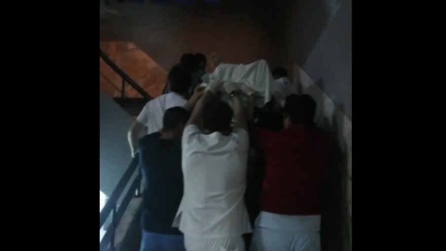 Sin ascensor, médicos del hospital Evita subieron a pulso cinco pisos a un paciente grave