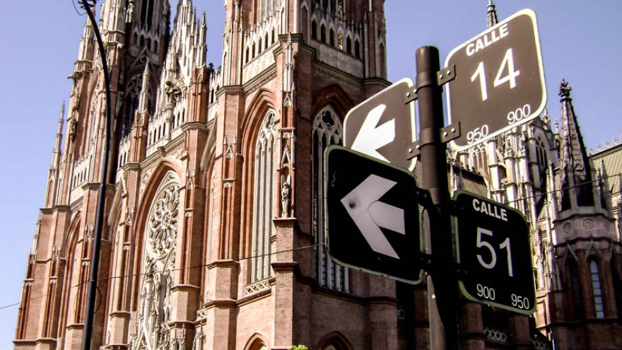 Por la suba del dólar, suspenden la licitación de la torre de la Catedral de La Plata
