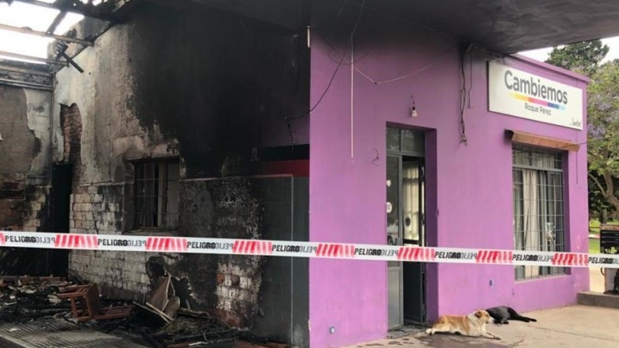 Roque Pérez: Incendiaron un local de Cambiemos y hablan de “un daño grandísimo”