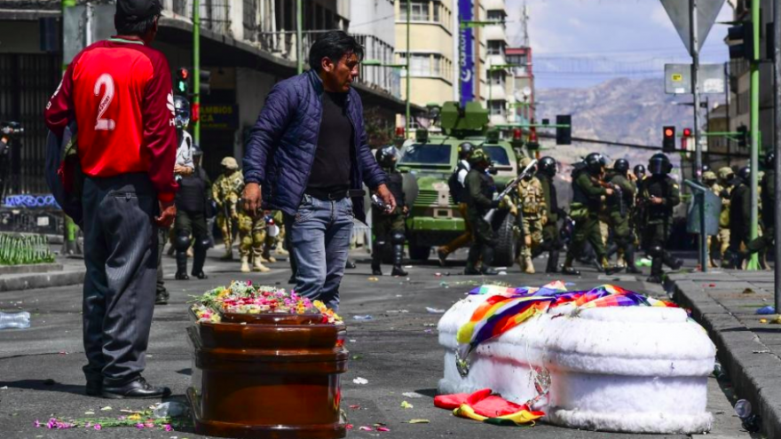 Bolivia: El régimen de Jeanine Áñez llegó con la biblia y ya acarrea 32 muertos