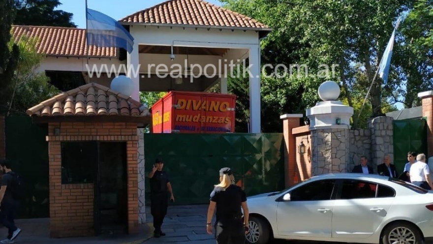 Macri se muda: Ya llegaron los camiones para desalojar la Quinta de Olivos