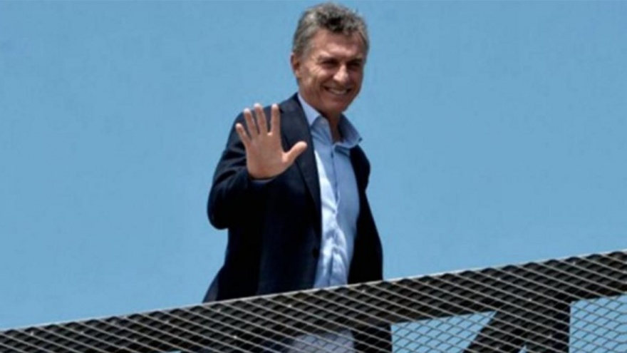 Mientras arde el Congreso, Macri viaja al exterior en un viaje de “relax”