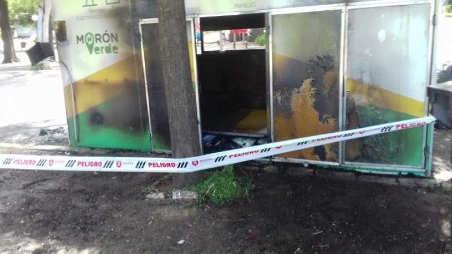 Video: Tres personas incendian Ecopunto en Morón