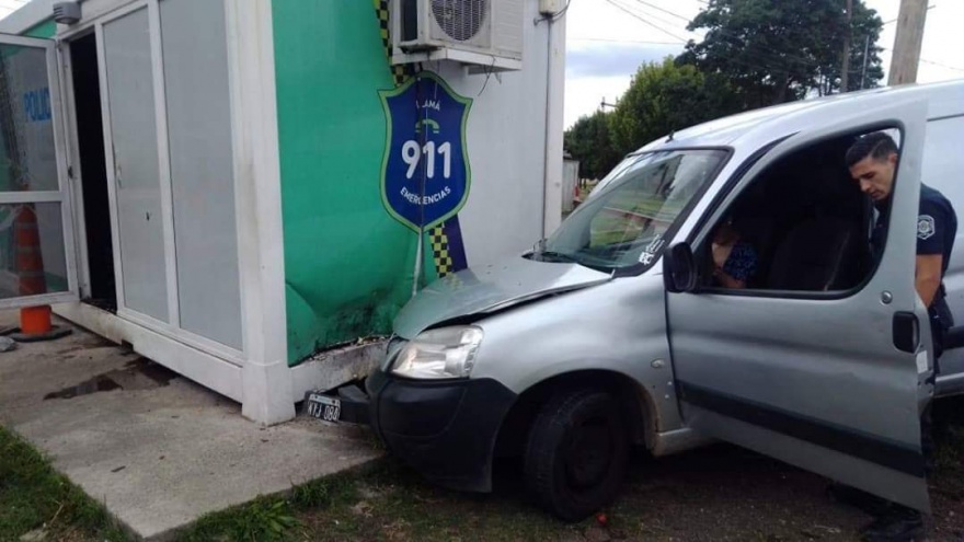 Presuntamente ebrio, el hijo de Ubaldini chocó una garita policial