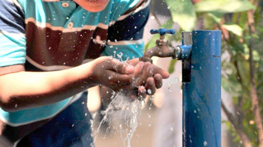 La Justicia dictaminó que AYSA contamina y deberá suministrar agua envasada a un vecino