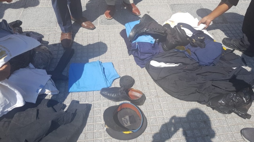 Un policía renunció a la fuerza arrojando el uniforme en la puerta de la Casa Rosada