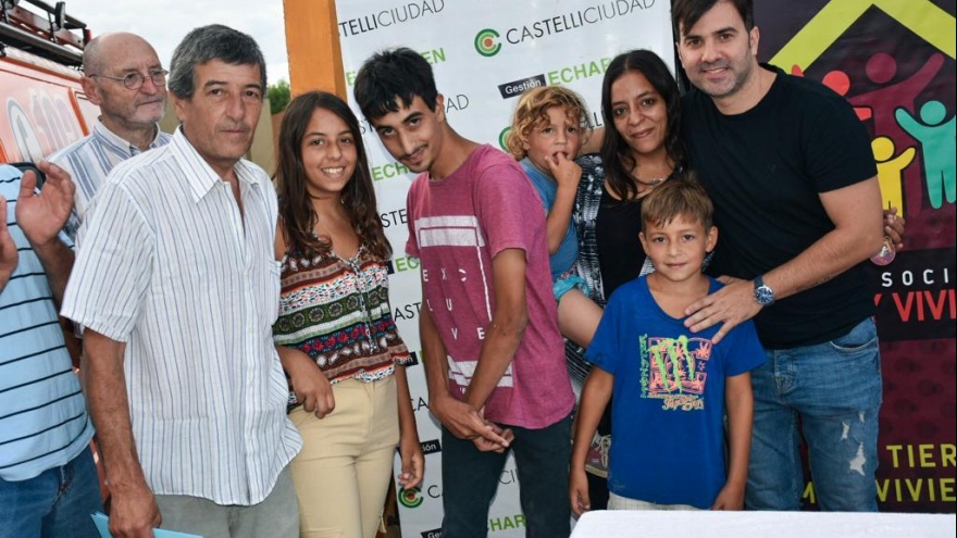 Castelli: Incorporan internet en viviendas municipales