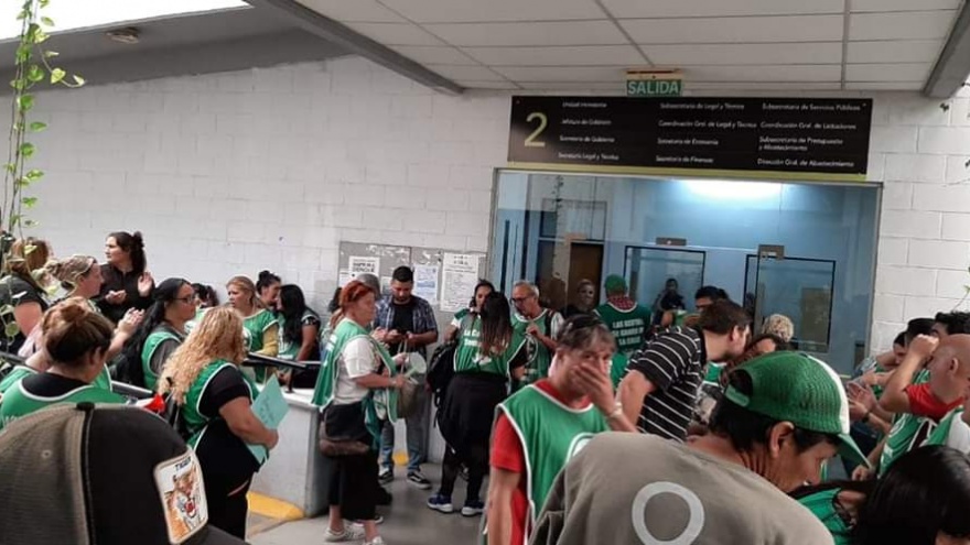 Quilmes: Desde ayer, trabajadores despedidos por Mayra Mendoza tomaron el palacio municipal