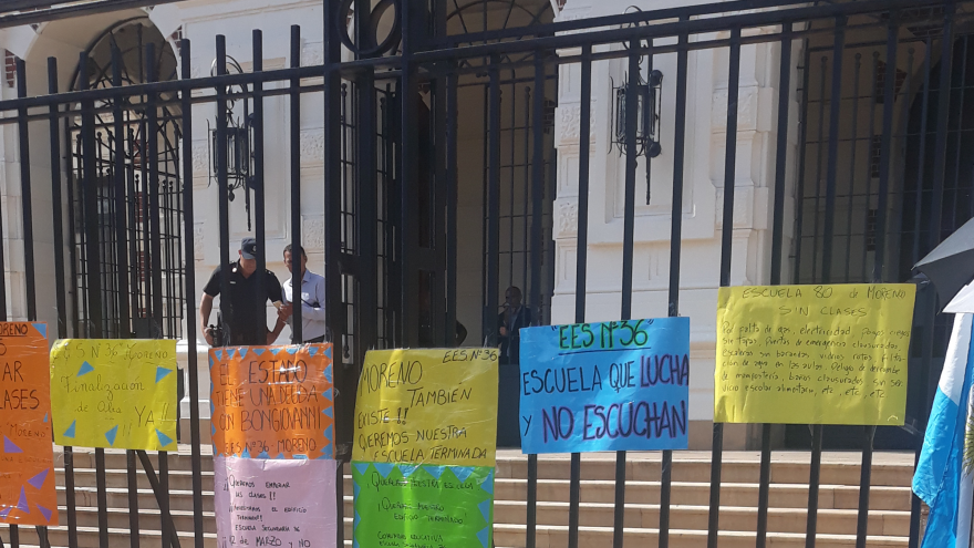 Empapelan gobernación en reclamo por la falta de condiciones en escuelas de Moreno