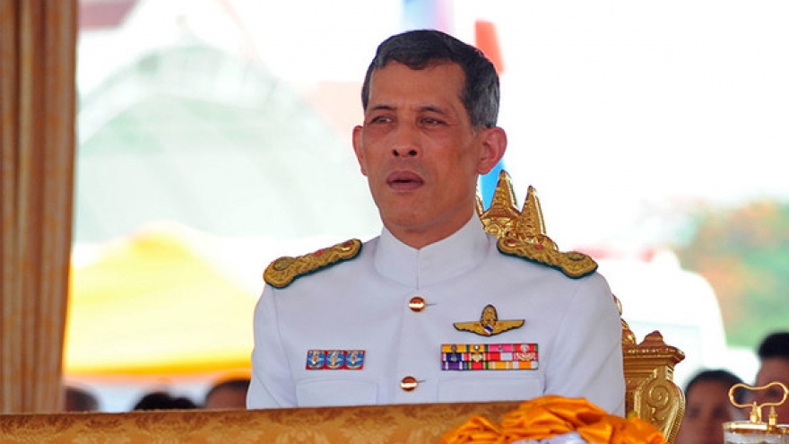 El rey de Tailandia se aísla: Pasará la cuarentena en Los Alpes y con veinte concubinas