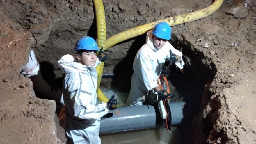 En medio de la cuarentena, AySA reparó un caño en tiempo récord