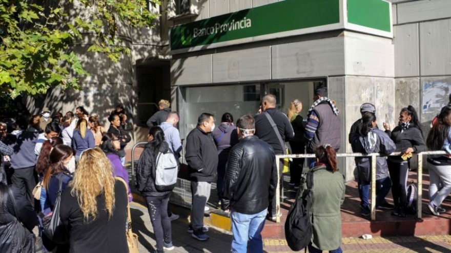 Largas filas en los bancos: Para la municipalidad de La Plata faltó “planificación de provincia”