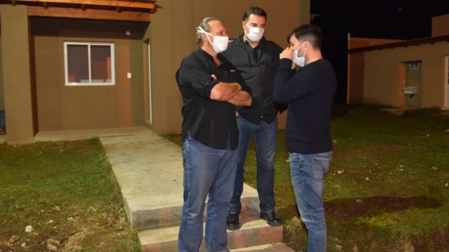 Berni visitó Castelli y el barrio de policía que está finalizando la gestión local