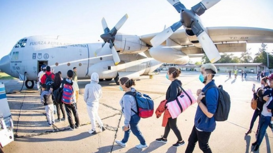 Denuncian que Aerolíneas Argentinas cobra hasta 200 mil pesos cada vuelo de “repatriación”