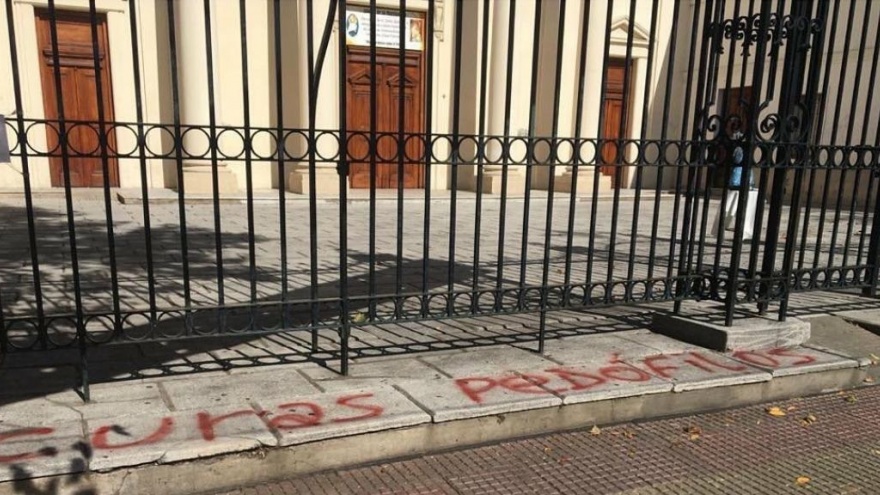 En plena cuarentena, organizaciones feministas escracharon la catedral de Lomas de Zamora