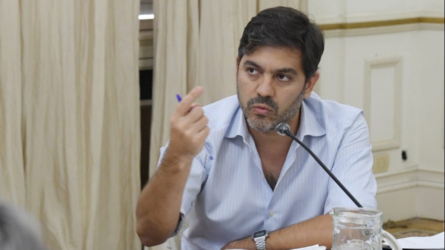 Violencia machista: Carlos Bianco “patoteó” a acompañantes terapéuticas que reclamaban la deuda del IOMA