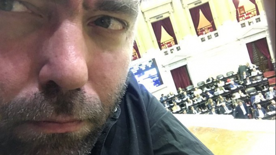 Asesor de Tailhade amenazó a una periodista y lo escracharon por cobrar 120 mil pesos en el Congreso