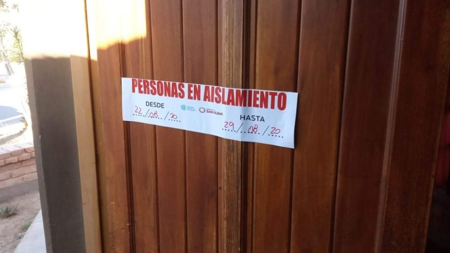 El gobierno de San Juan marca con fajas las casas de las familias con COVID-19