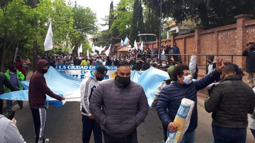 Insólito: En plena cuarentena, el partido de Alberto Fernández se movilizó en apoyo a la gestión